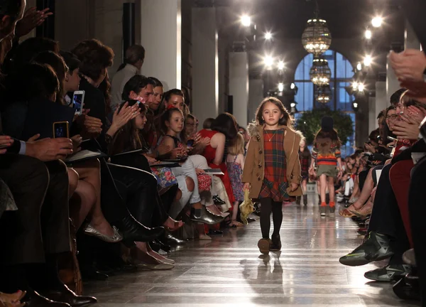 Modelo no desfile de moda infantil Ralph Lauren — Fotografia de Stock