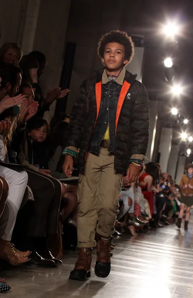 Modelo en Ralph Lauren Desfile de Moda Infantil — Foto de Stock