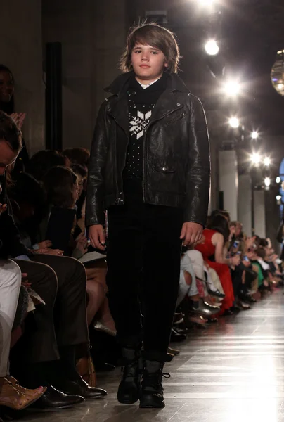 model, ralph lauren çocuk moda defilesi