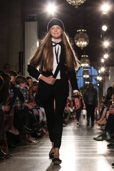 Modelo en Ralph Lauren Desfile de Moda Infantil — Foto de Stock