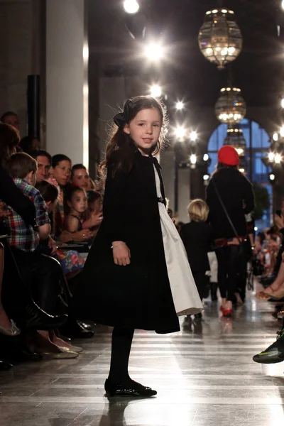 Modello alla sfilata di moda per bambini Ralph Lauren — Foto Stock