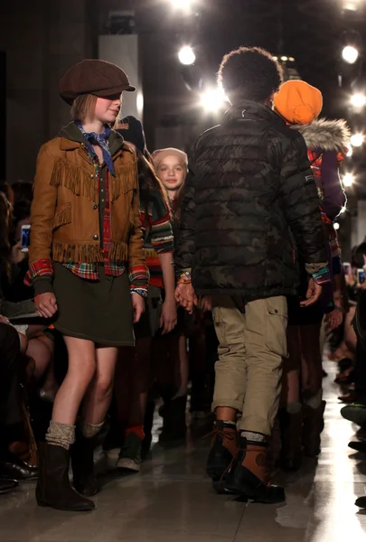 Modelos no Ralph Lauren Children 's Fashion Show — Fotografia de Stock