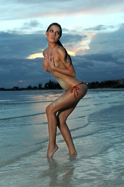 Oben ohne Mädchen im Bikini am tropischen Strand — Stockfoto