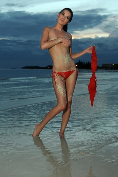 Топлес дівчина в бікіні на тропічному пляжі — стокове фото