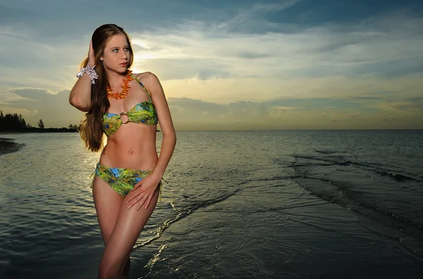 Model in bikini op het strand — Stockfoto