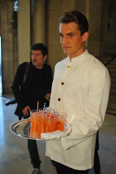 Waiters serve before Ralph Lauren show — Stock Photo, Image