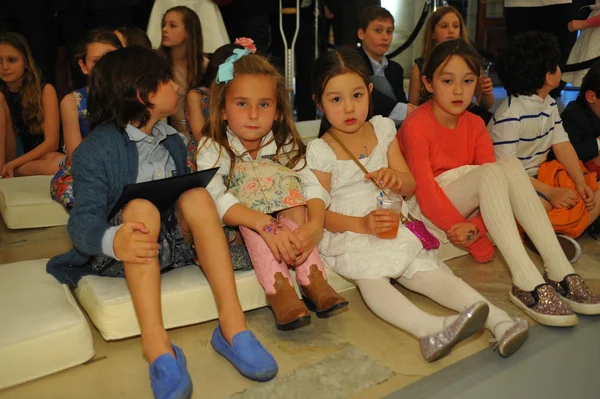 Niños invitados antes del show de Ralph Lauren —  Fotos de Stock