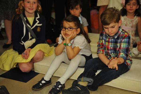 Niños invitados antes del show de Ralph Lauren — Foto de Stock