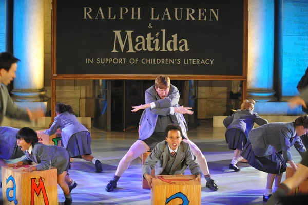 Kids at Matilda the Musical — Stock Photo, Image