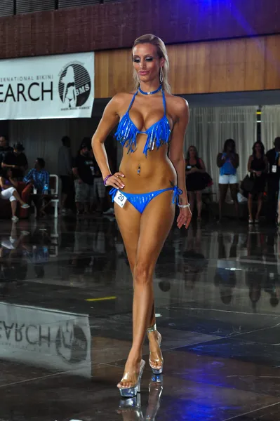 Modelu podczas międzynarodowego poszukiwania model bikini — Zdjęcie stockowe