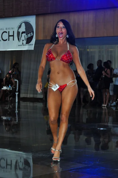 Modello durante International Bikini Model Cerca — Foto Stock