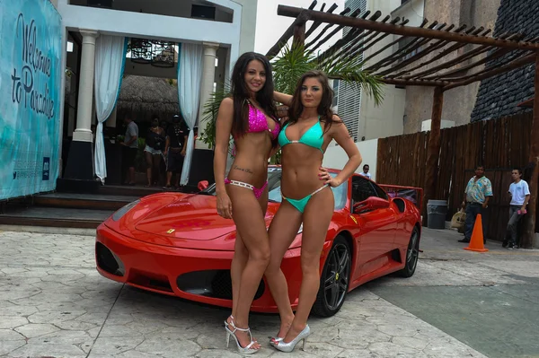 Models poses outside with car — Stock Photo, Image