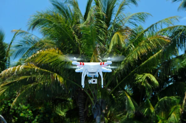 Quadcopter takılı video kamera — Stok fotoğraf