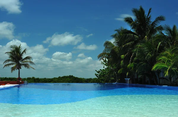 Piscina vuota a destinazione tropicale — Foto Stock