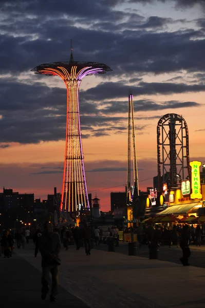 Promenade de Coney Island avec saut en parachute — Photo