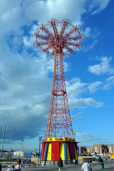 Coney Island Boardwalk with Parachute Jump — Stock Photo, Image
