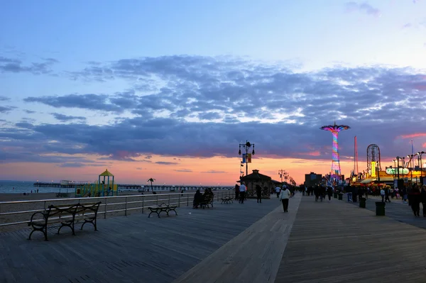 Coney Island Boardwalk με αλεξίπτωτο άλμα — Φωτογραφία Αρχείου