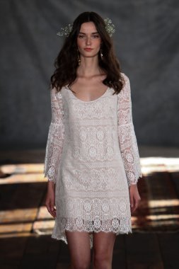 claire pettibone koleksiyon gösterisindeki modeli