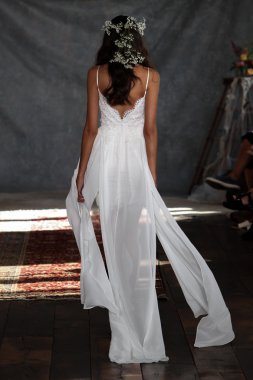 claire pettibone koleksiyon gösterisindeki modeli