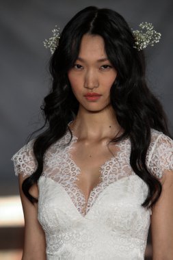 claire pettibone koleksiyon gösterisindeki modeli