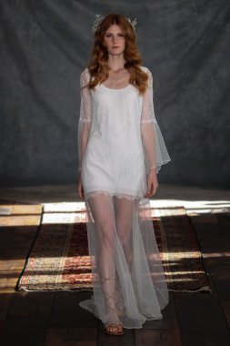 claire pettibone koleksiyon gösterisindeki modeli