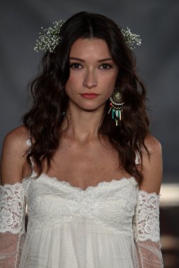 claire pettibone koleksiyon gösterisindeki modeli