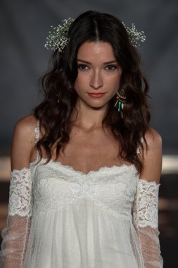 claire pettibone koleksiyon gösterisindeki modeli