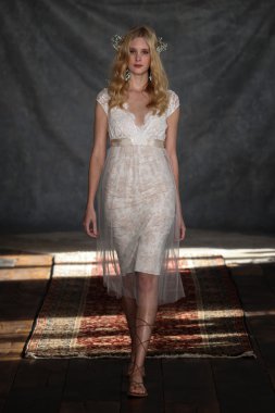 claire pettibone koleksiyon gösterisindeki modeli