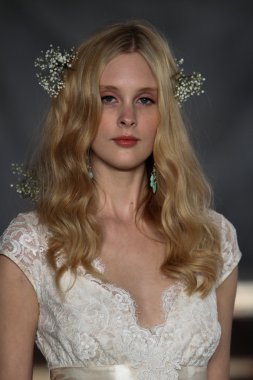 claire pettibone koleksiyon gösterisindeki modeli