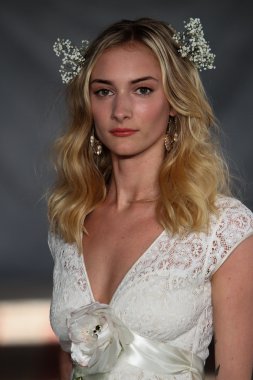 claire pettibone koleksiyon gösterisindeki modeli