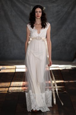 claire pettibone koleksiyon gösterisindeki modeli