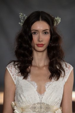 claire pettibone koleksiyon gösterisindeki modeli