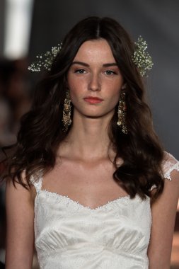 claire pettibone koleksiyon gösterisindeki modeli