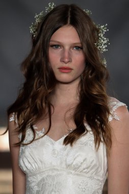 claire pettibone koleksiyon gösterisindeki modeli