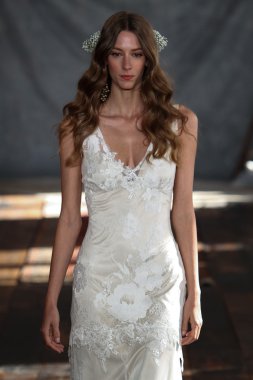 claire pettibone koleksiyon gösterisindeki modeli