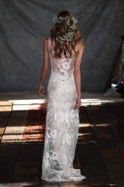 claire pettibone koleksiyon gösterisindeki modeli