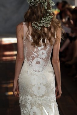 claire pettibone koleksiyon gösterisindeki modeli
