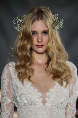 claire pettibone koleksiyon gösterisindeki modeli