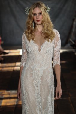 claire pettibone koleksiyon gösterisindeki modeli