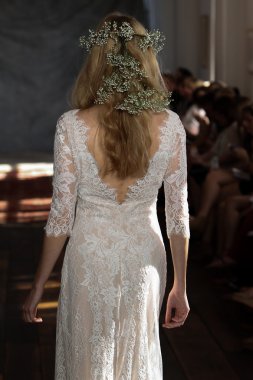 claire pettibone koleksiyon gösterisindeki modeli