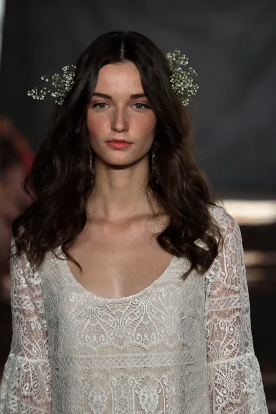 Model at Claire Pettibone collection show — Stock Photo, Image