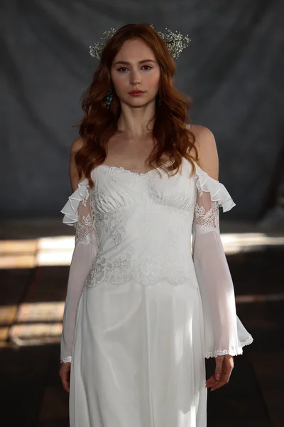 Model at Claire Pettibone collection show — Stock Photo, Image