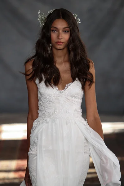 Model at Claire Pettibone collection show — Stock Photo, Image