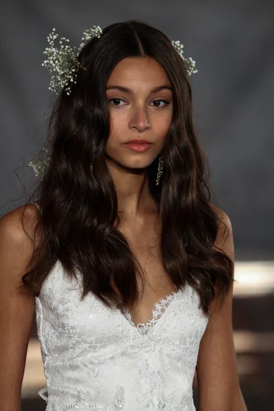 Model at Claire Pettibone collection show — Stock Photo, Image