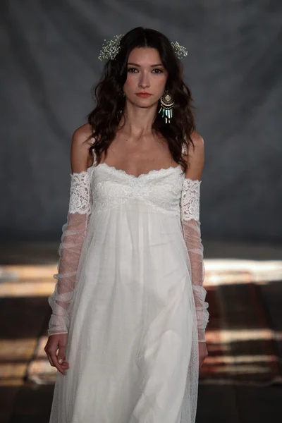 Model at Claire Pettibone collection show — Stock Photo, Image