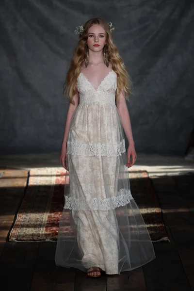 Model at Clare Pettibone collection show — Stock Photo, Image