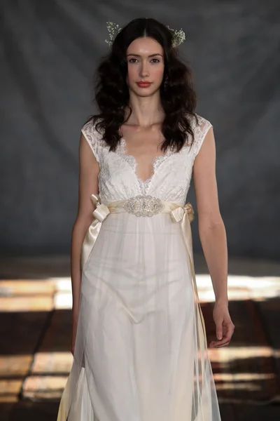 Claire pettibone koleksiyon gösterisindeki modeli — Stok fotoğraf