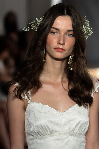 Model at Claire Pettibone collection show — Stock Photo, Image