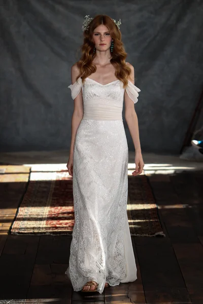 Model at Claire Pettibone collection show — Stock Photo, Image