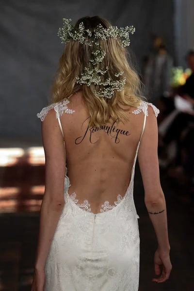 Model at Claire Pettibone collection show — Stock Photo, Image